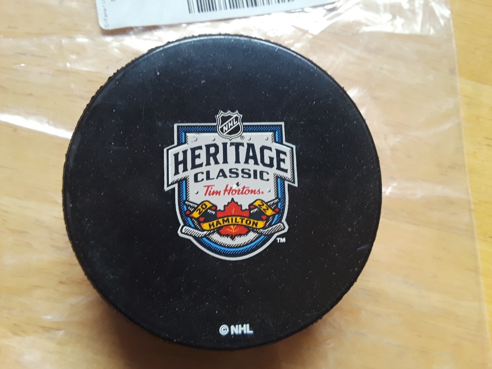 Puk ze zápasu Heritage Classic v roce 2022 mezi Buffalem a Torontem fotka