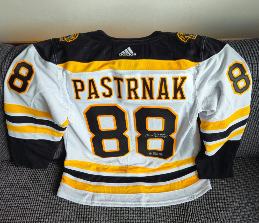 Dres Bostonu Bruins s originálním podpisem Pastrňáka fotka