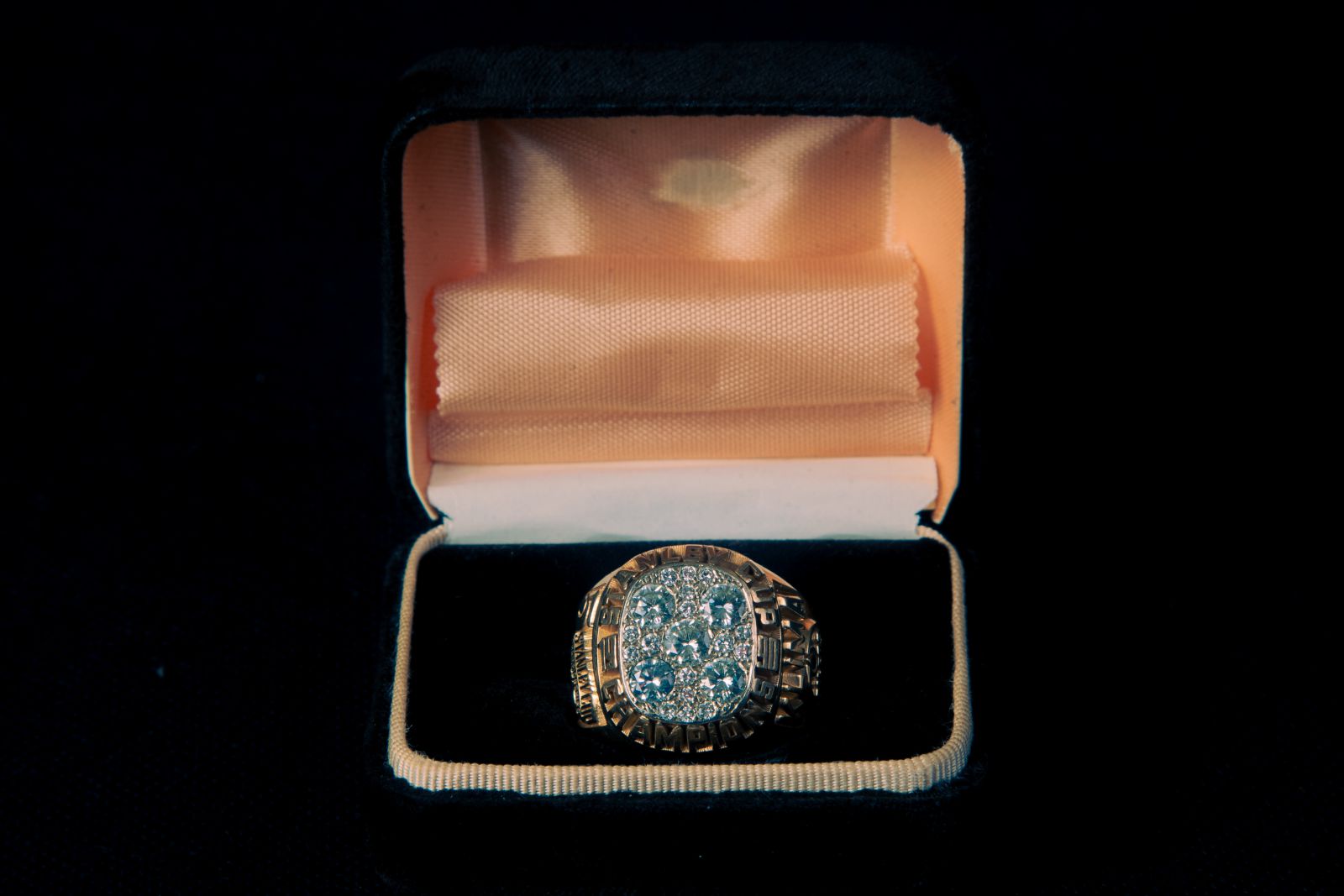 Unikátní aukce: Originální prsten Petra Klímy za vítězství ve Stanley Cupu 1989/90 fotka