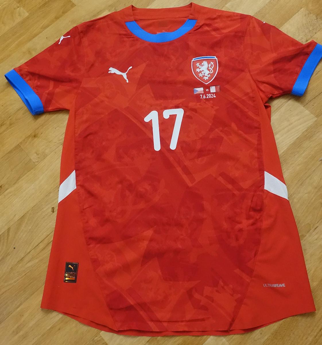 Hraný reprezentační dres Václava Černého s podpisem fotka