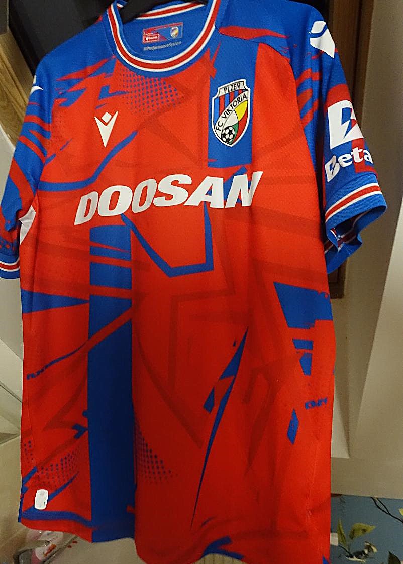Originální hraný dres Dweha z FK Viktoria Plzeň s podpisem fotka