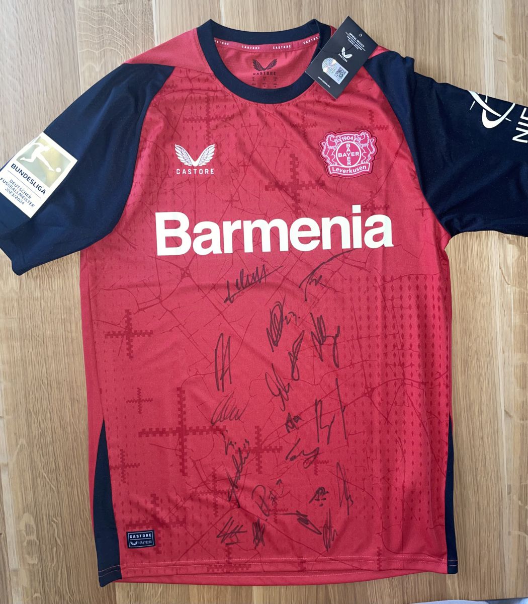 Originální dres Bayernu Leverkusen s podpisy photo