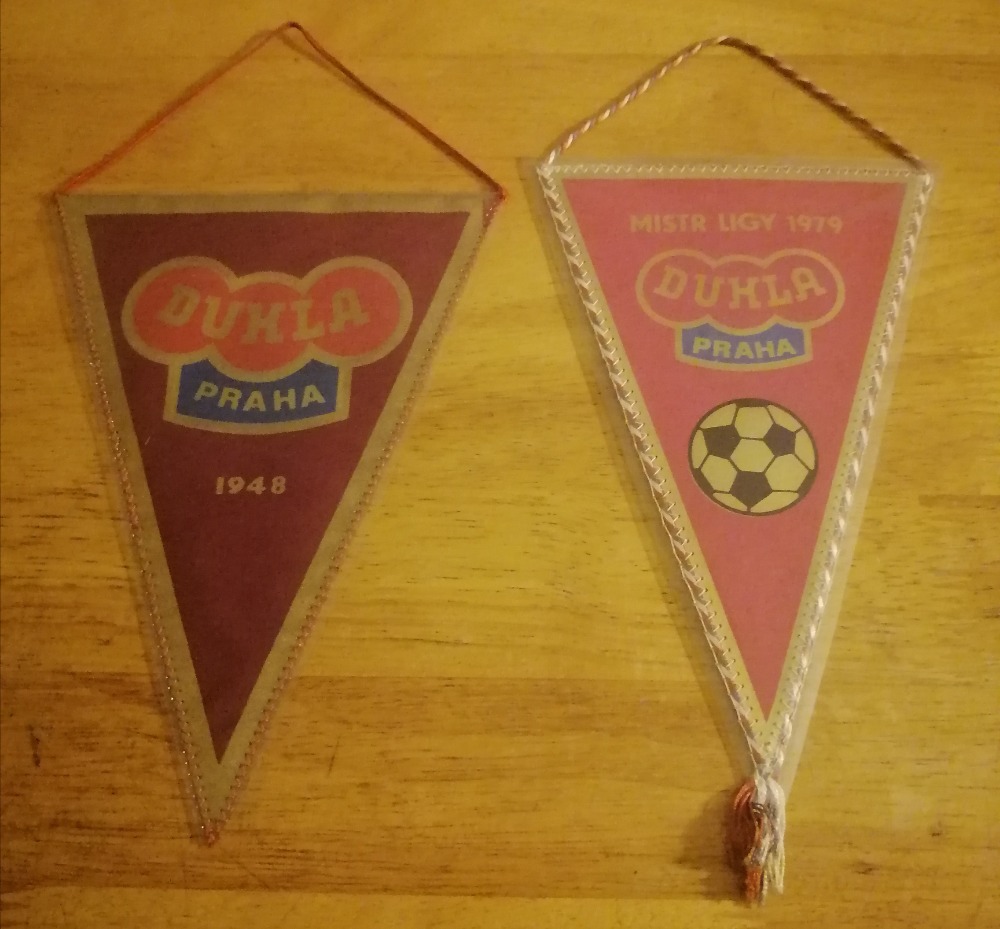 Historické vlaječky Dukla Praha fotka