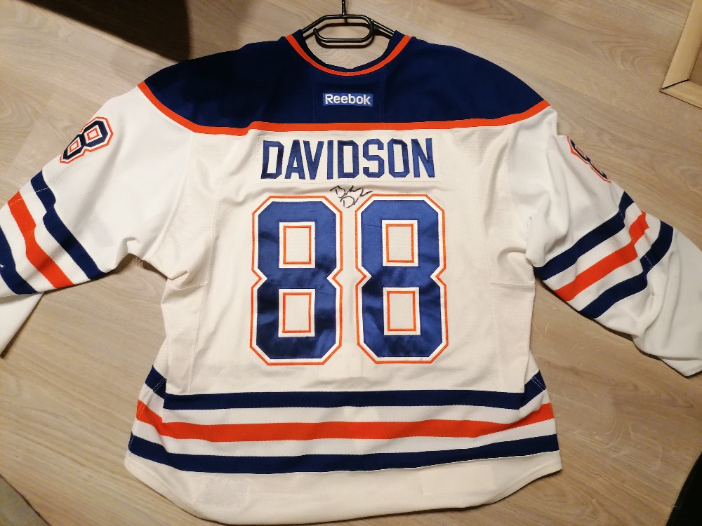Debutový dres Davidsona z Edmontonu Oilers photo