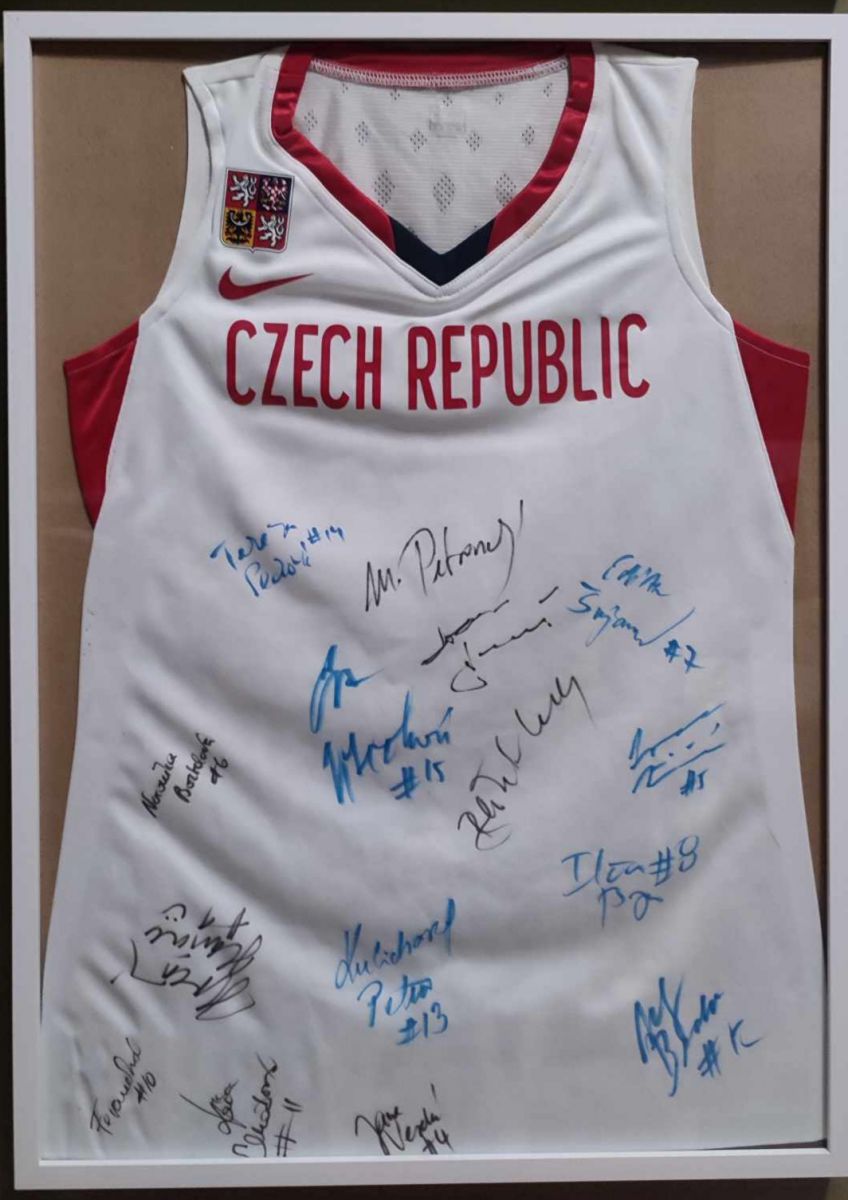 Dres z MS v basketbalu 2010 v KV podepsaný českým stříbrným týmem fotka